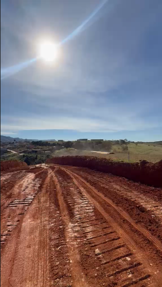 Máquinas e marcas no terreno durante a abertura das ruas do Jardim Alvorada
